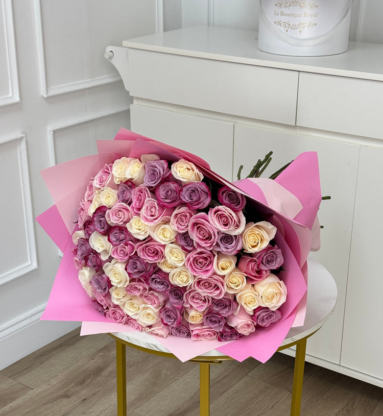 Rosas rosadas, moradas y blancas de tallo largo