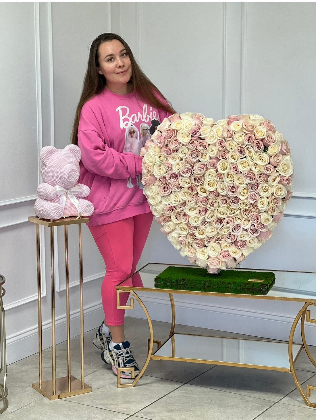 Mujer sosteniendo un corazón hecho de rosas