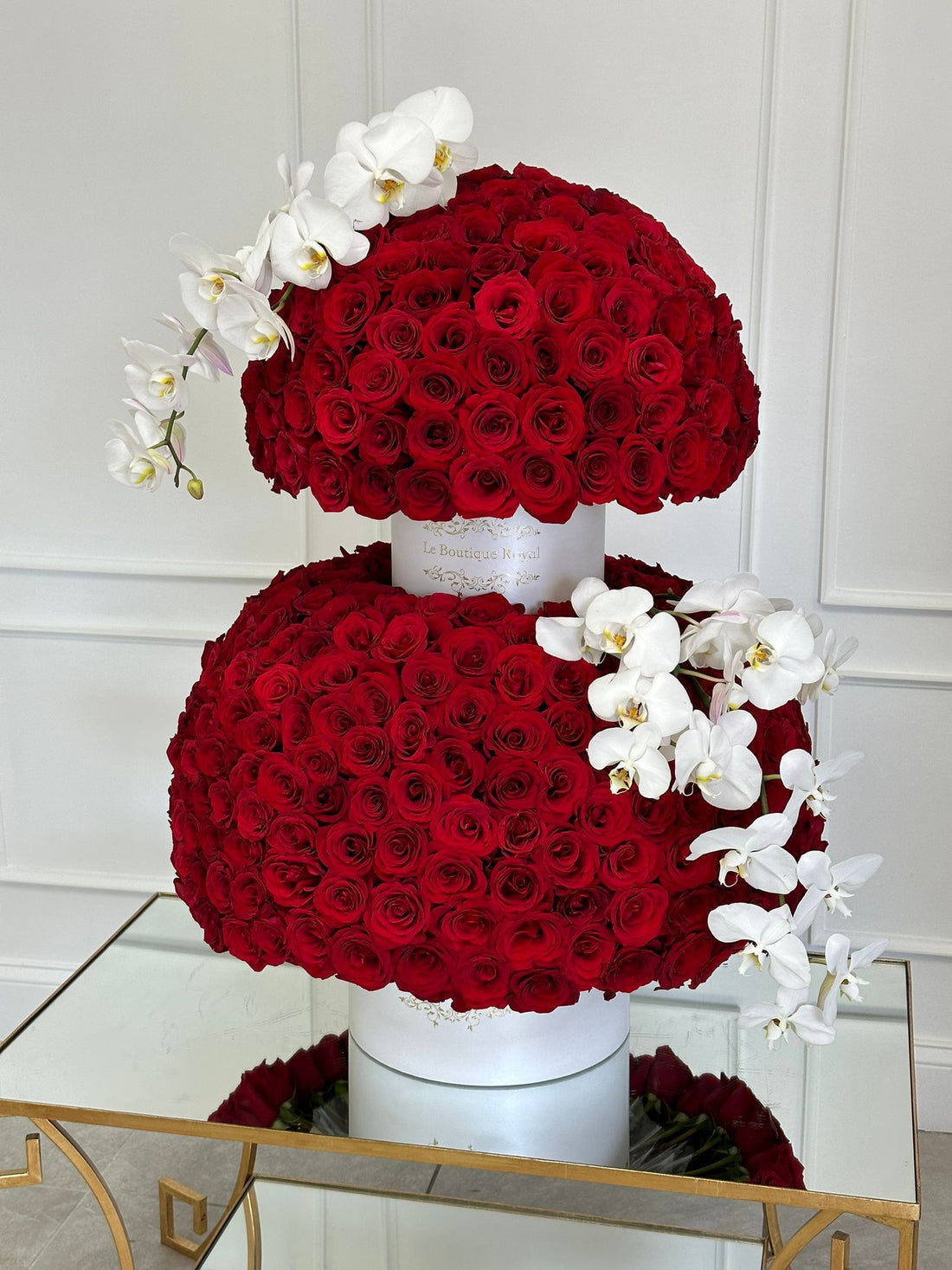Orquídeas y rosas rojas altas de lujo de Le Boutique Royal