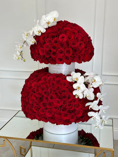 
                    
                      Orquídeas y rosas rojas altas de lujo de Le Boutique Royal
                    
                  