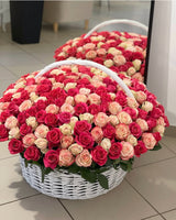 100 rosas en una canasta