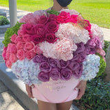 Coloridas hortensias y rosas