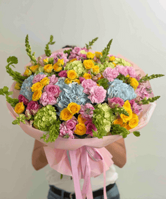 
                    
                      Ramo colorido con hortensias azules, rosas spray amarillas, rosas rosadas, claveles y flores de temporada.
                    
                  