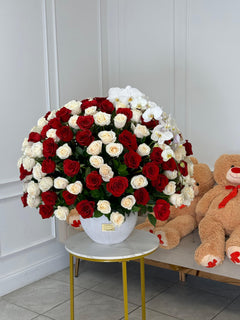 
                    
                      Arreglo floral de tallo largo rojo y blanco de primera calidad | Le Boutique Royal
                    
                  