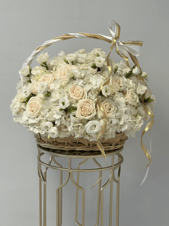 
                    
                      Cesta de flores con rosas hortensias
                    
                  