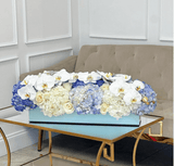 Florero de flores azules y blancas