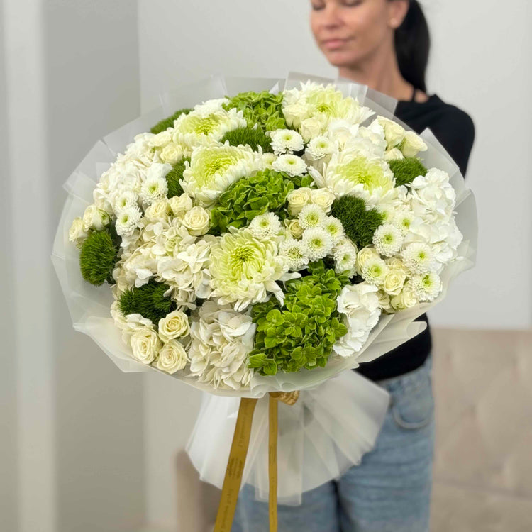 Ramo floral de lujo blanco y verde de Le Boutique Royal en Miami