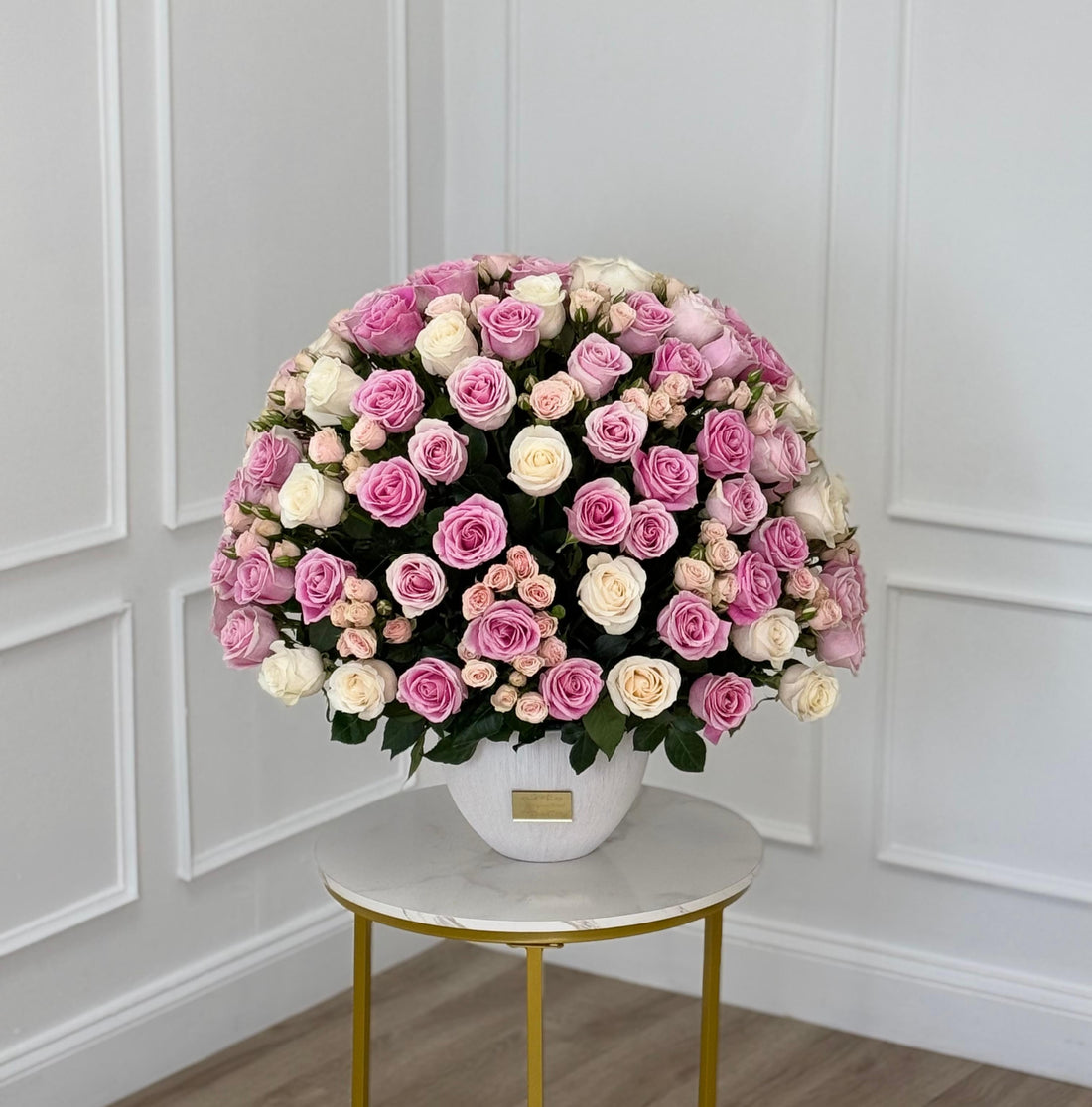 Rosas rosadas y blancas en un elegante jarrón