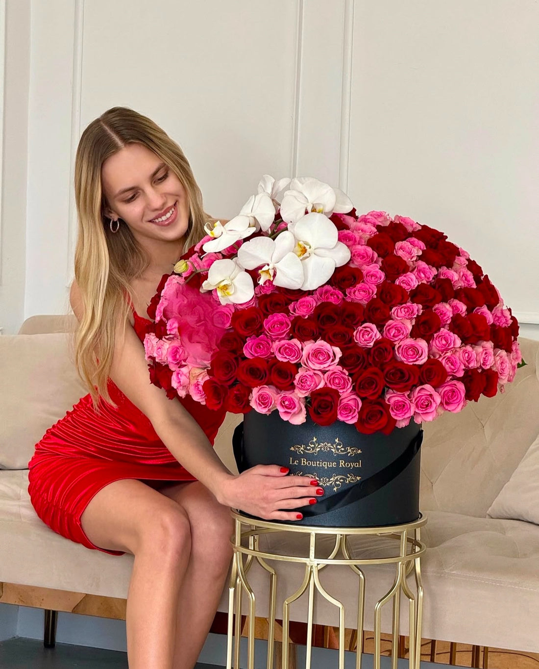 Rosas rosadas y rojas con un modelo