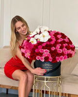 Rosas rosadas y rojas con un modelo