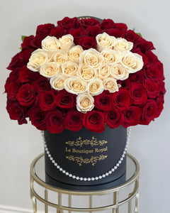 
                    
                      Flores en forma de corazón en rojo y blanco.
                    
                  