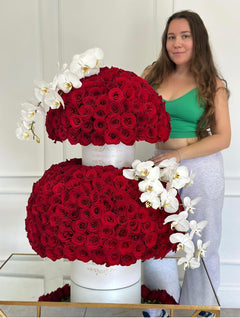 
                    
                      Orquídeas y rosas rojas altas de lujo de Le Boutique Royal
                    
                  