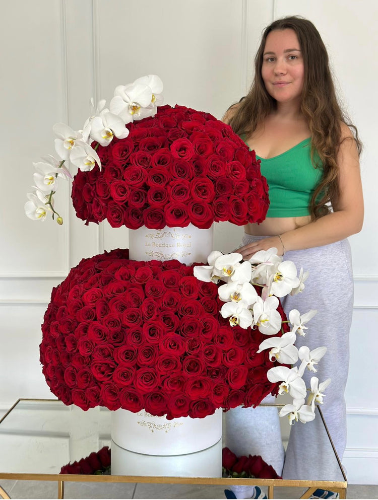 Orquídeas y rosas rojas altas de lujo de Le Boutique Royal