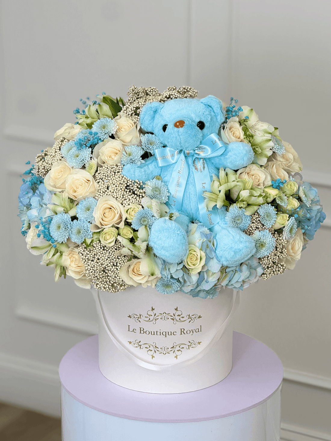 Flores azules y blancas en una sombrerera de lujo