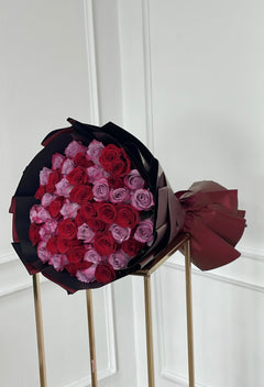 
                    
                      Ramo de rosas de tallo largo rojo y morado
                    
                  