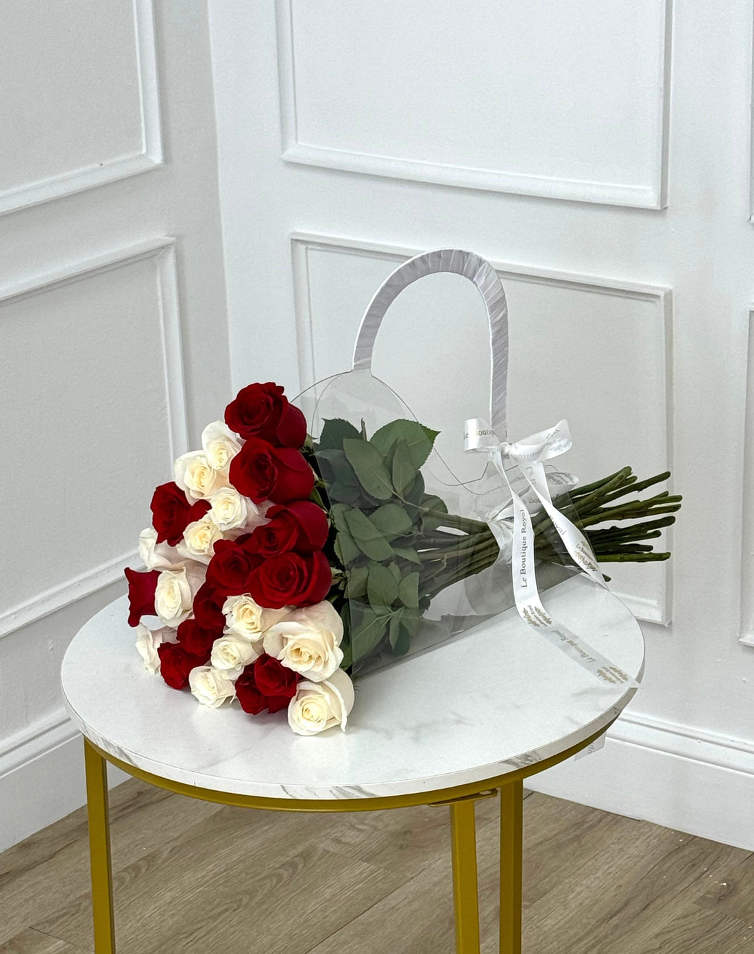 Dos docenas de rosas rojas y blancas en Bloom Bag – Entrega de flores de lujo en Miami | Le Boutique Royal