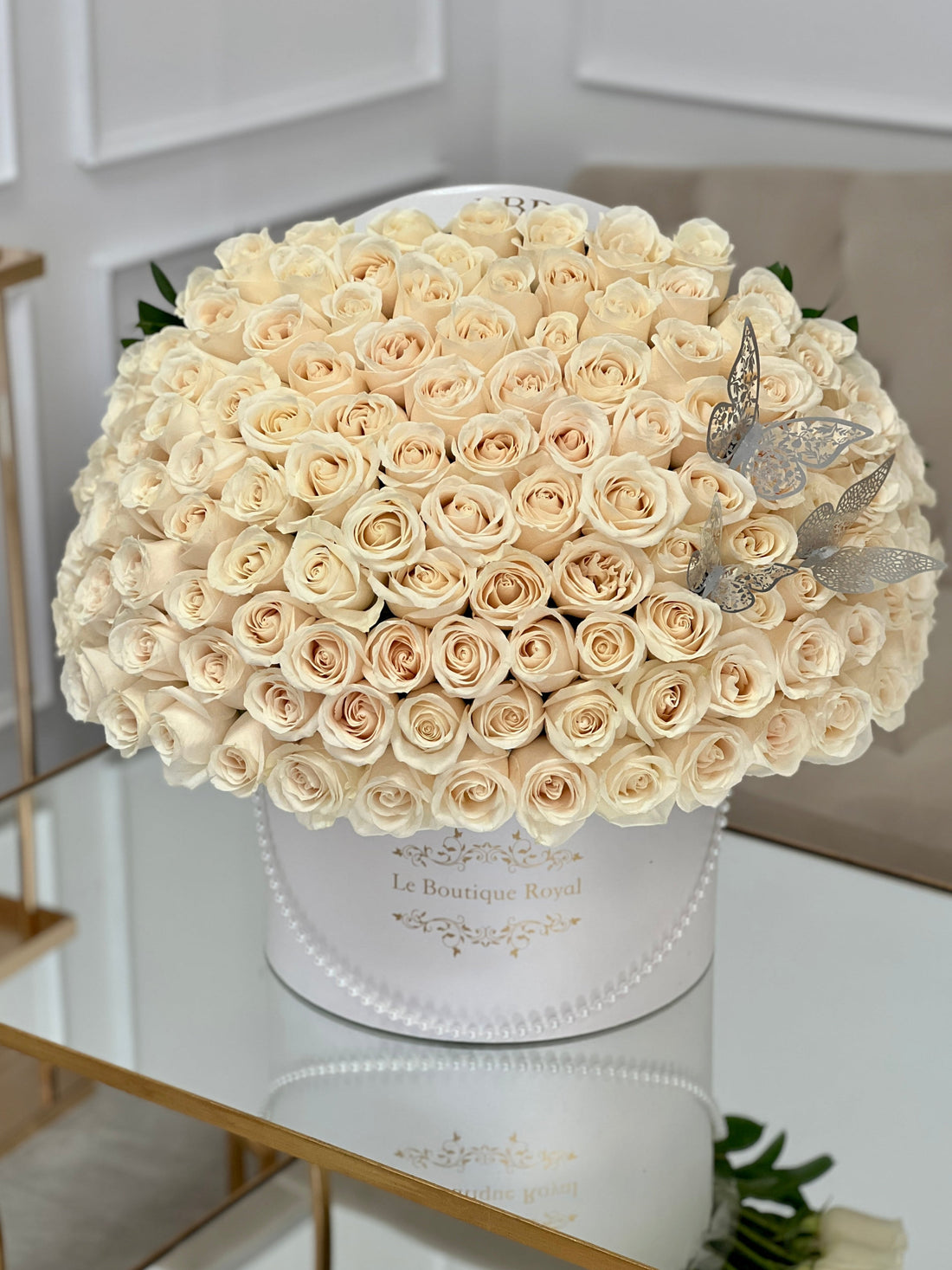 Florero de lujo con rosas blancas de lujo.