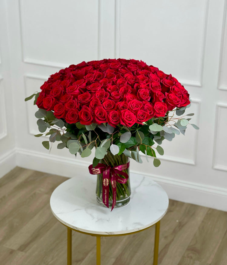 Rosas rojas de lujo en elegante jarrón – Arreglo floral premium de tallo largo | Le Boutique Royal