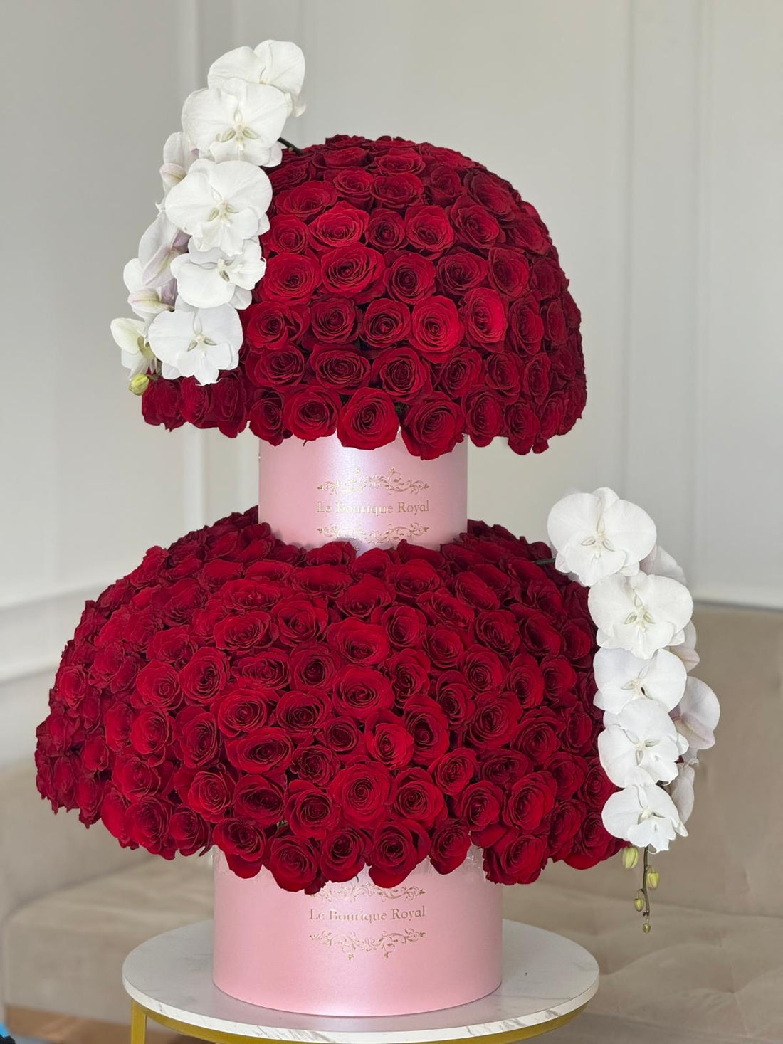 Orquídeas y rosas rojas altas de lujo de Le Boutique Royal