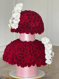 
                    
                      Orquídeas y rosas rojas altas de lujo de Le Boutique Royal
                    
                  