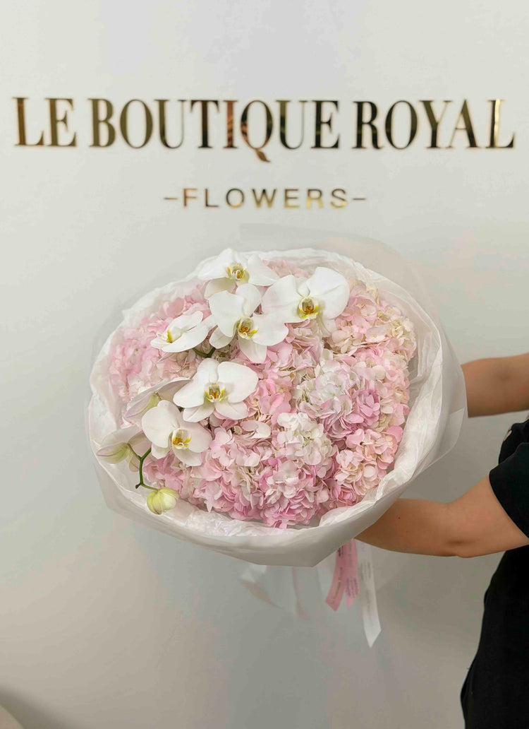 Ramo de lujo de hortensias rosadas y orquídeas phalaenopsis blancas en cascada