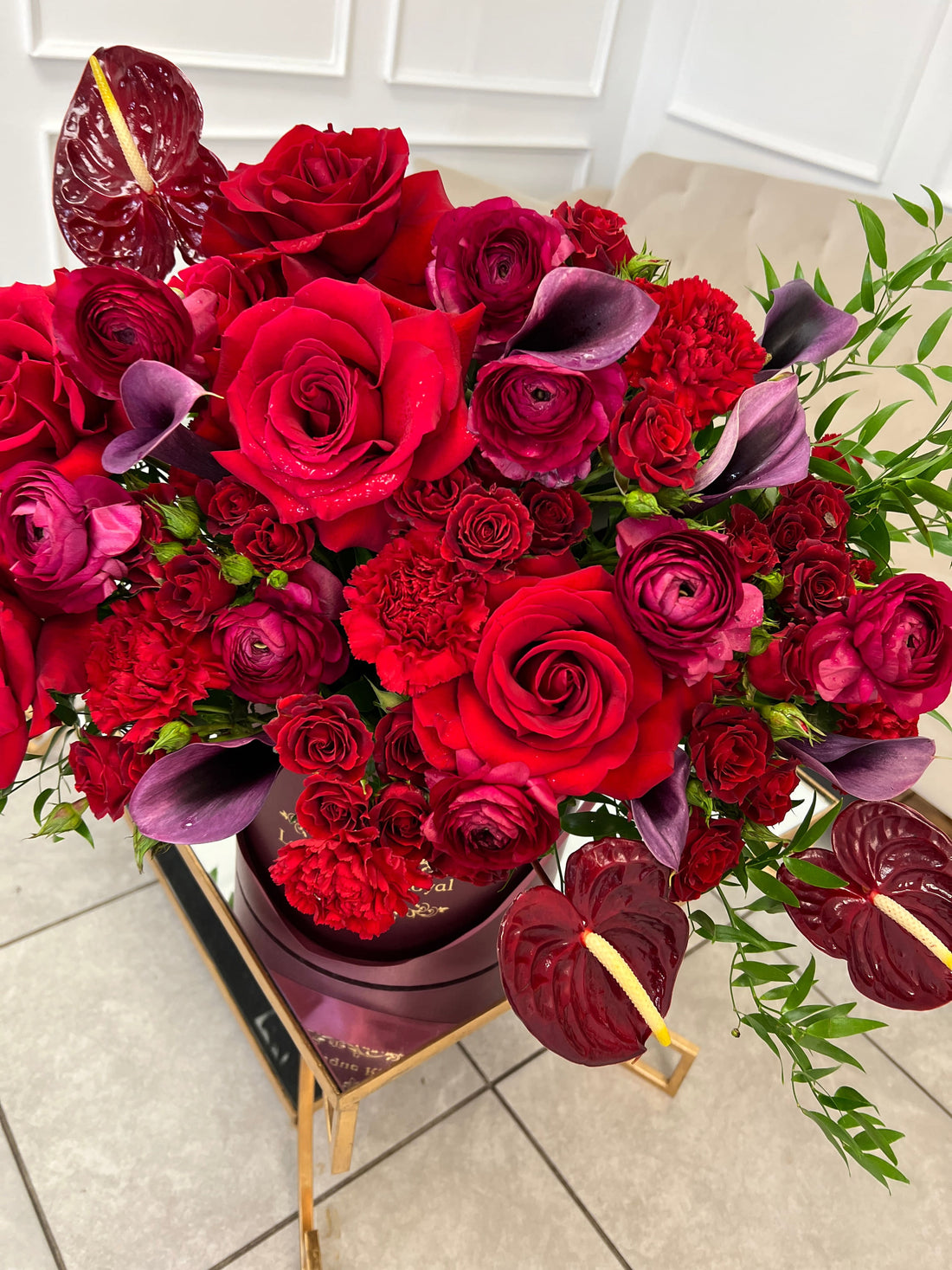 Rosas rojas y otras flores
