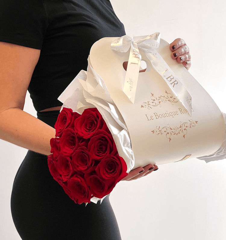 Rosas rojas en una bolsa