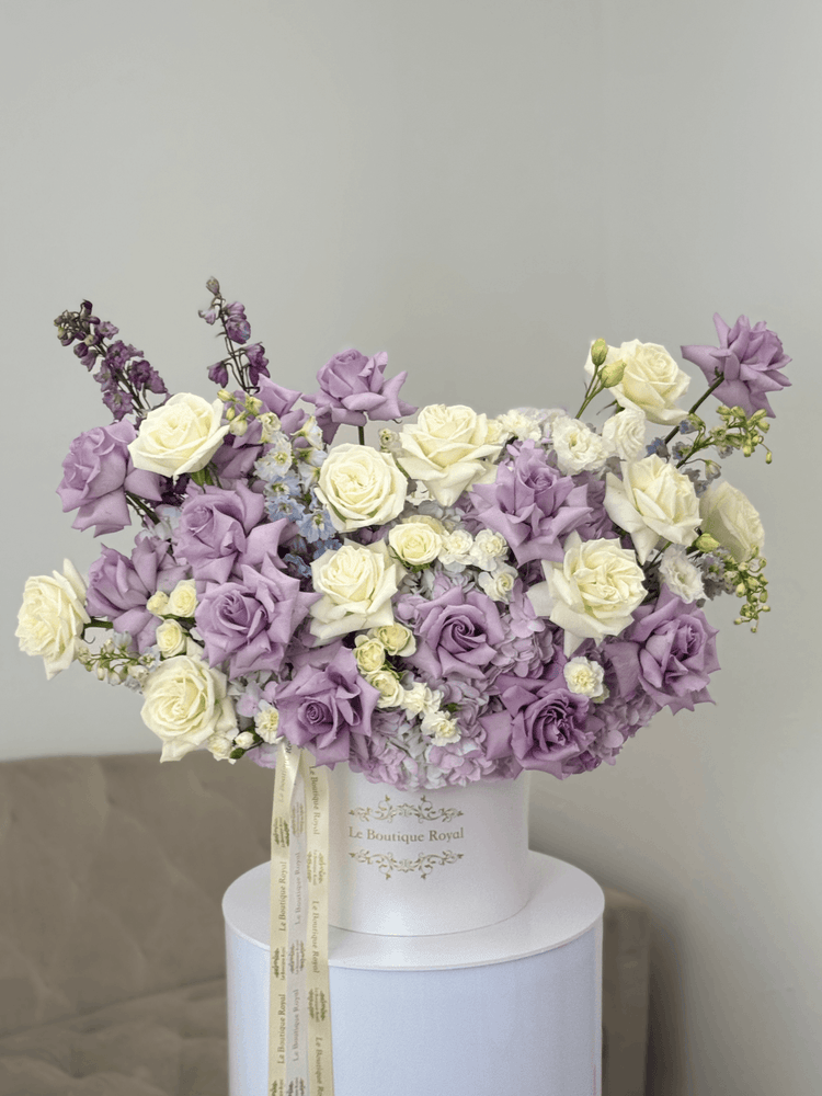 Elegante mezcla de blanco y lavanda con hortensias en caja exclusiva – Arreglo floral de lujo en Miami | Le Boutique Royal
