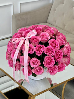 
                    
                      Rosas rosadas en un florero
                    
                  