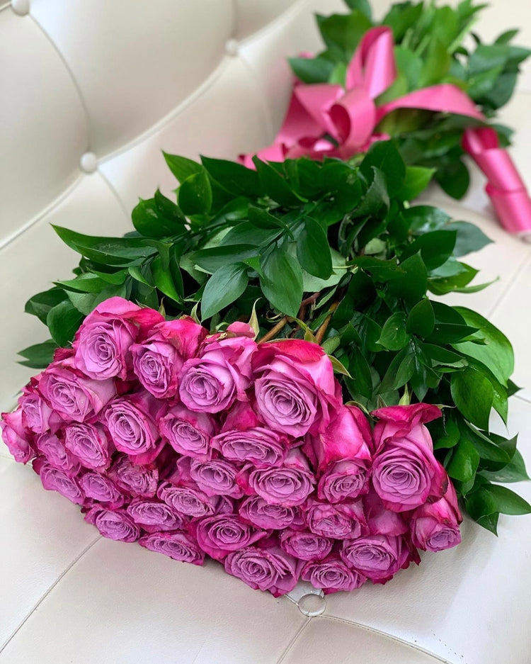 Ramo de rosas moradas de tallo largo