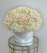 Elegante mezcla blanca de arreglos florales de lujo en Miami | Le Boutique Royal
