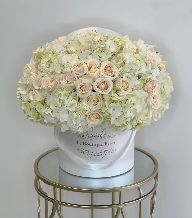 Elegante mezcla blanca de arreglos florales de lujo en Miami | Le Boutique Royal