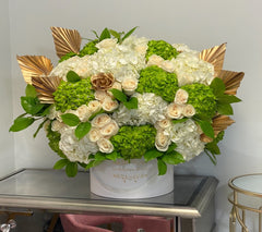 
                    
                      Mezcla de flores de lujo doradas y verdes
                    
                  