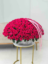 Cesta grande de rosas de color rosa intenso