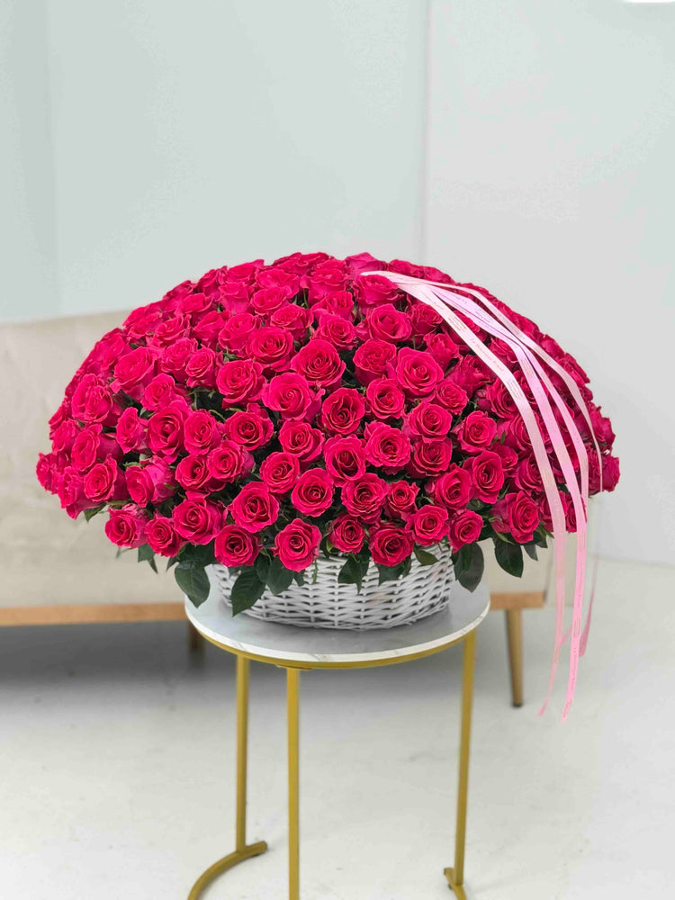 Cesta grande de rosas de color rosa intenso