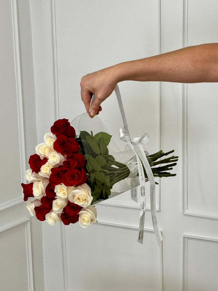 Dos docenas de rosas rojas y blancas en Bloom Bag – Entrega de flores de lujo en Miami | Le Boutique Royal