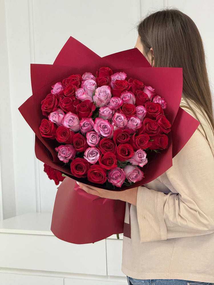 Ramo de rosas de tallo largo rojo y morado