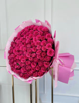Ramo de rosas de tallo largo rosa fuerte
