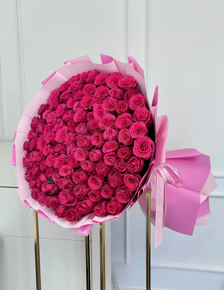 Ramo de rosas de tallo largo rosa fuerte