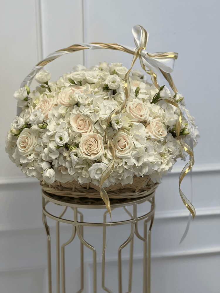 Cesta de flores con rosas y lazo