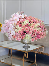 Flores rosadas con orquídeas en un jarrón grande