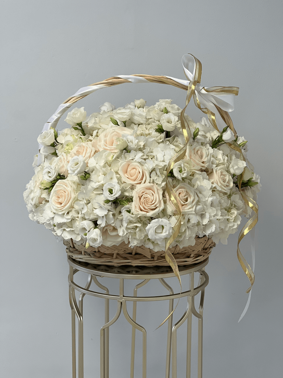 Cesta de flores con rosas