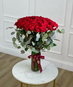 
                    
                      Rosas rojas de lujo en elegante jarrón – Arreglo floral premium de tallo largo | Le Boutique Royal
                    
                  