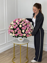 Rosas rosadas y blancas en un elegante jarrón