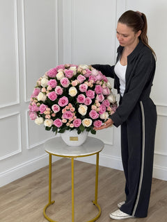 
                    
                      Rosas rosadas y blancas en un elegante jarrón
                    
                  