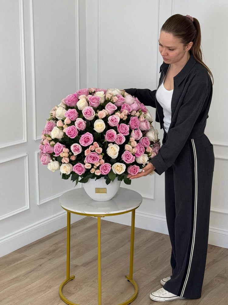 Rosas rosadas y blancas en un elegante jarrón
