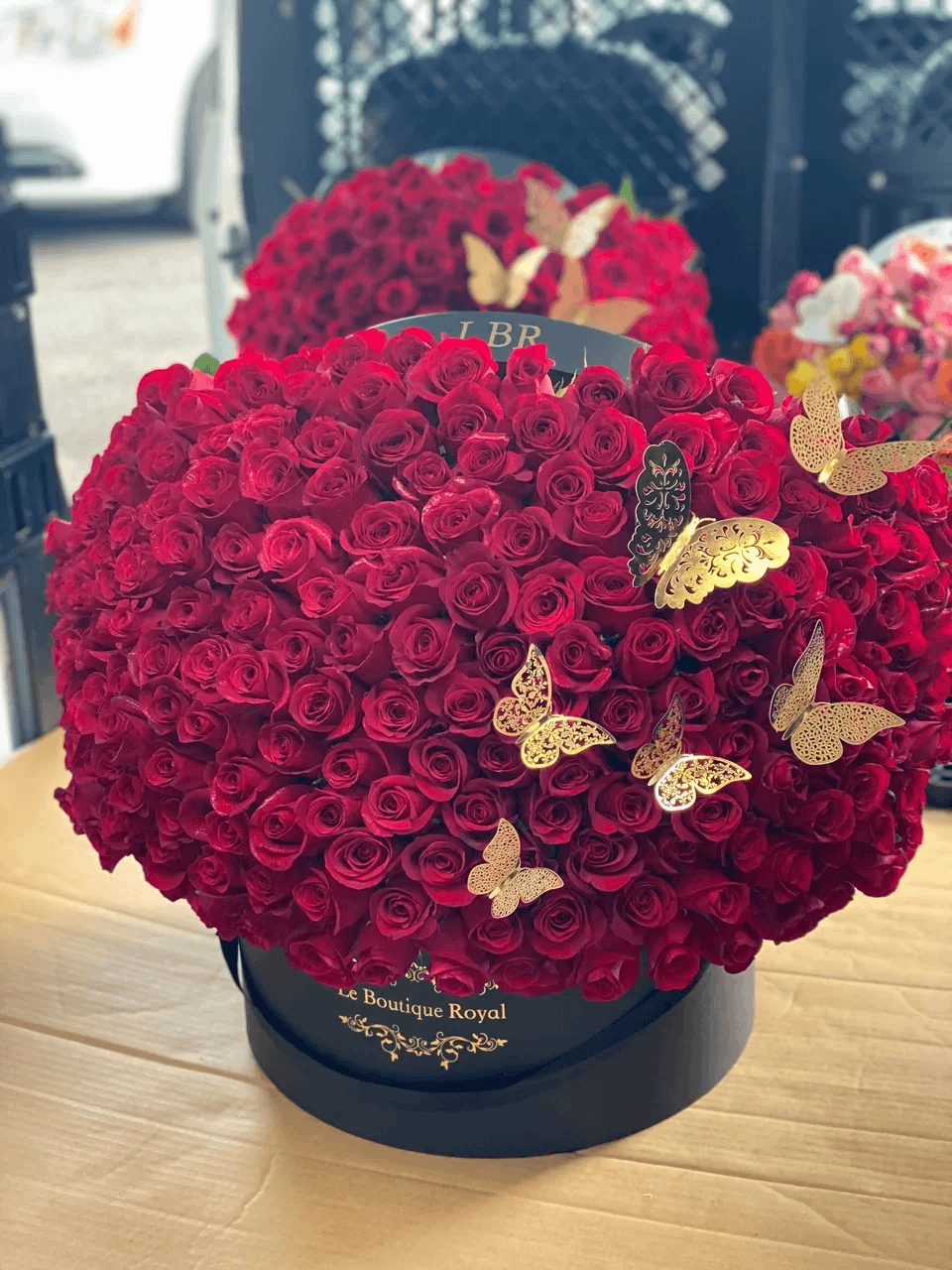 150 Rosas Rojas Con Mariposas