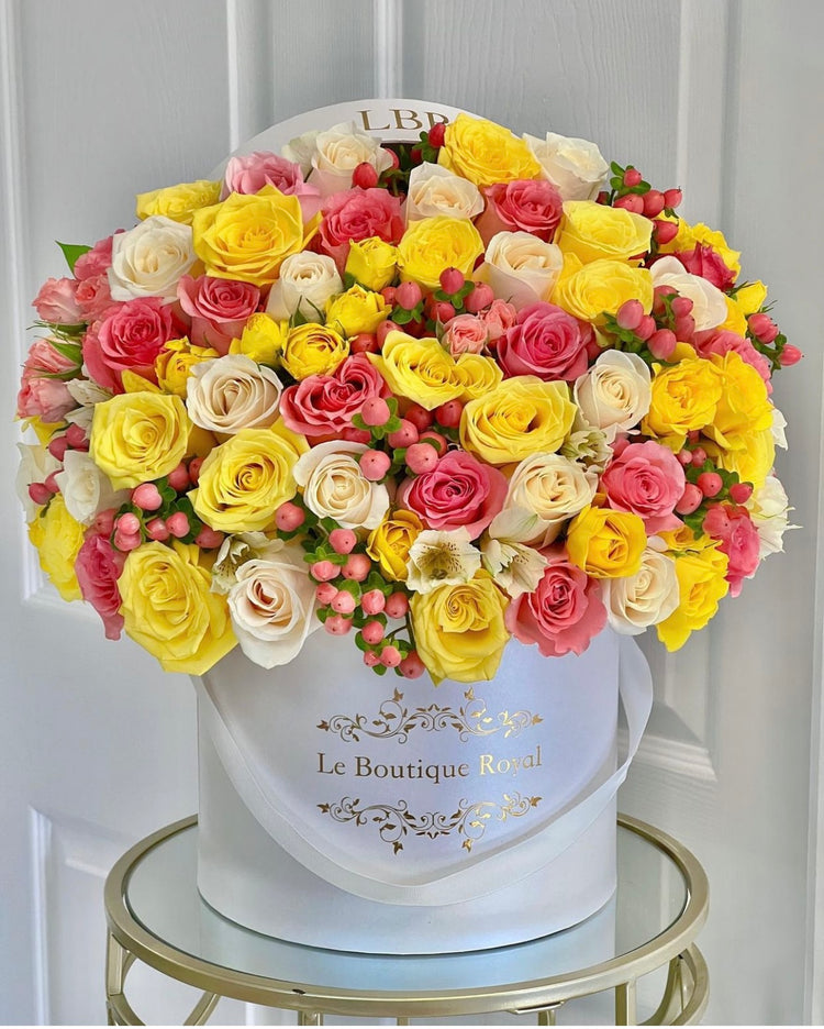Flores amarillas con bayas rosadas