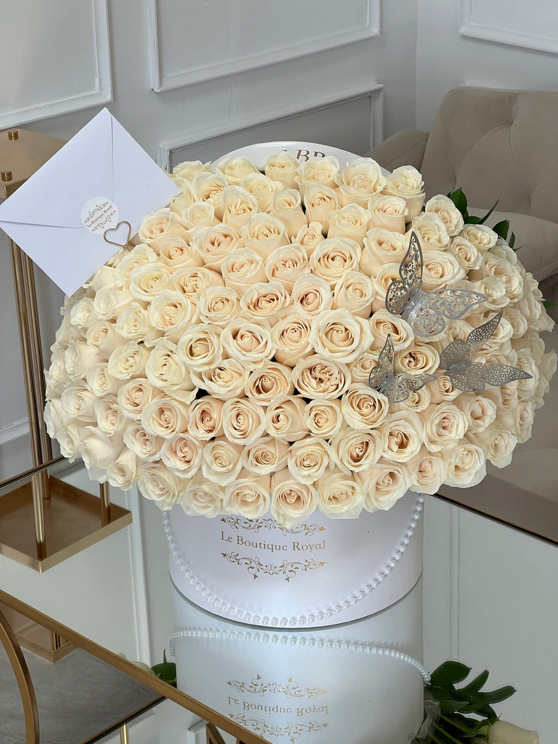 Florero de lujo con rosas blancas de lujo.