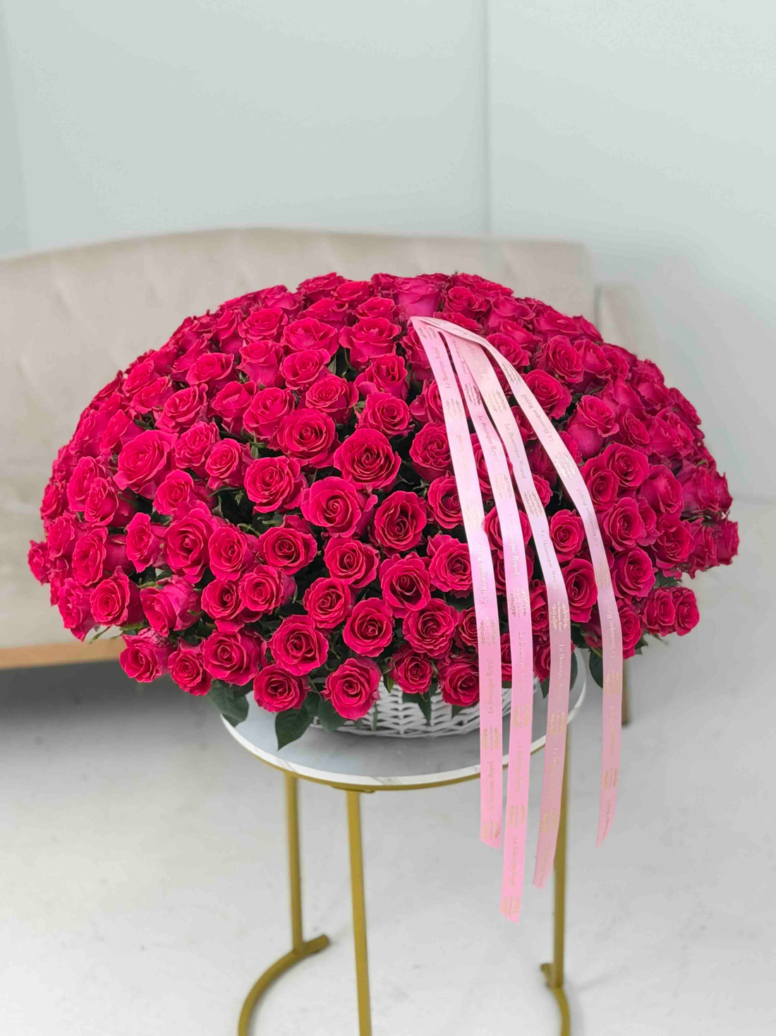 Cesta grande de rosas de color rosa intenso